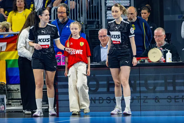am Tag der Frauen , Sophia Janz und Rosana Sug leiten das Spiel  | Foto: Wolfgang Neuberth