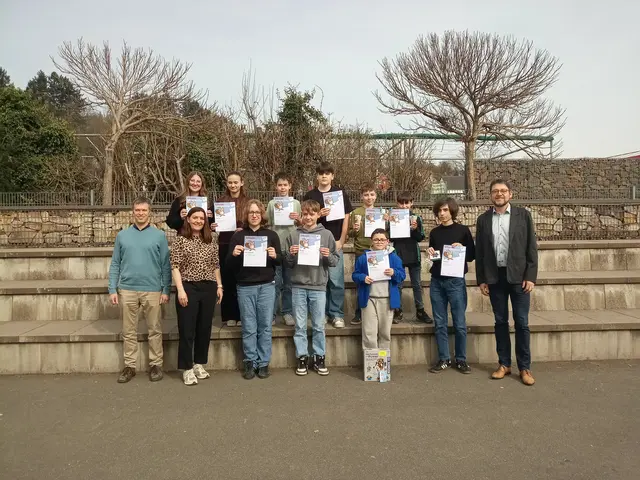 Stolz präsentieren die Teilnehmenden ihre Urkunden | Foto: Anja Stemler