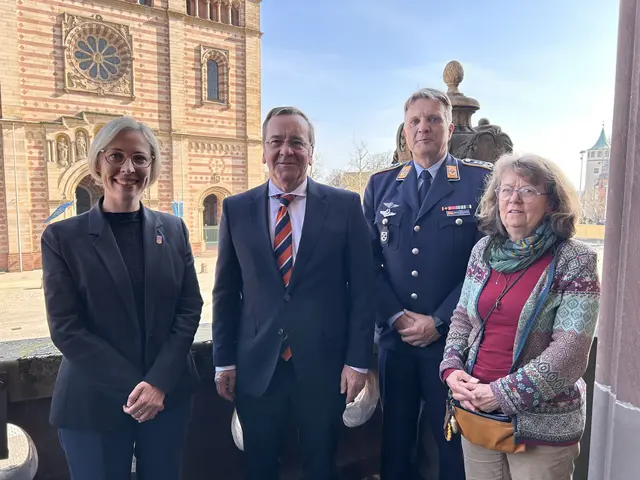 V.l.n.r.: Oberbürgermeisterin Stefanie Seiler, Bundesminister der Verteidigung Boris Pistorius, Oberst Michael Trautermann, Landeskommado RLP, und Beigeordnete Irmgard Münch-Weinmann | Foto: Stadt Speyer/gratis
