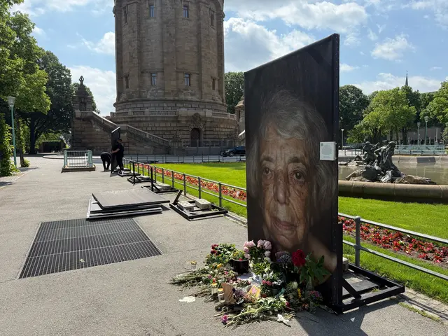 Ausstellung "Gegen das Vergessen" am Wasserturm Mannheim - hier das Porträt von Margot Friedländer, die während der Ausstellung verstarb. | Foto: Luigi Toscano