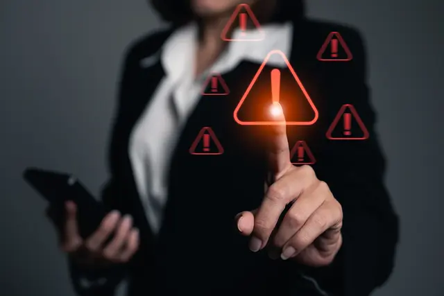 Phishing, Smishing und Quishing zielen oft auf Bankdaten und Zugänge. Wer Links und QR-Codes prüft und Transaktionen nur über offizielle Apps und Websites erledigt, senkt das Risiko deutlich. | Foto: WMSTUDIO/stock.adobe.com