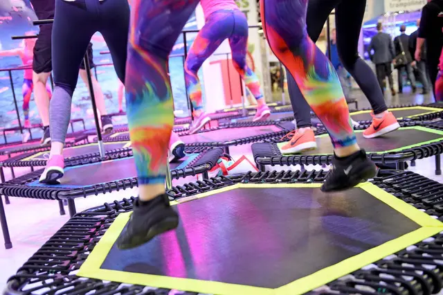 Macht auch Erwachsenen Spaß: Mini-Trampoline trainieren Herz, Kreislauf und Muskeln. (zu dpa: «Für Balance und Muckis: Worauf achten beim Mini-Trampolin?») | Foto: dpa