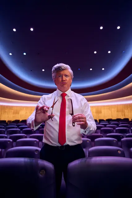 Alexis Bug schlüpft in die Rolle von Toni Trump, einem schillernden Friseurmeister und aufstrebenden Politiker, der sich mit unverhohlener Rücksichtslosigkeit und Dreistigkeit als Kallstadter Bürgermeisterkandidat ins Spiel bringt. | Foto: Alexis Bug