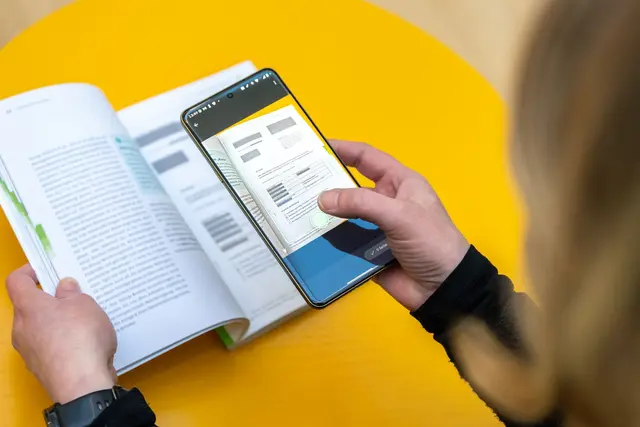 Einfach den gewünschten Bereich abfotografieren, dann übernimmt Fairscan automatisch Zuschnitt und Bildoptimierung. (zu dpa: «Faire Sache: Diese App scannt alles weg») | Foto: dpa
