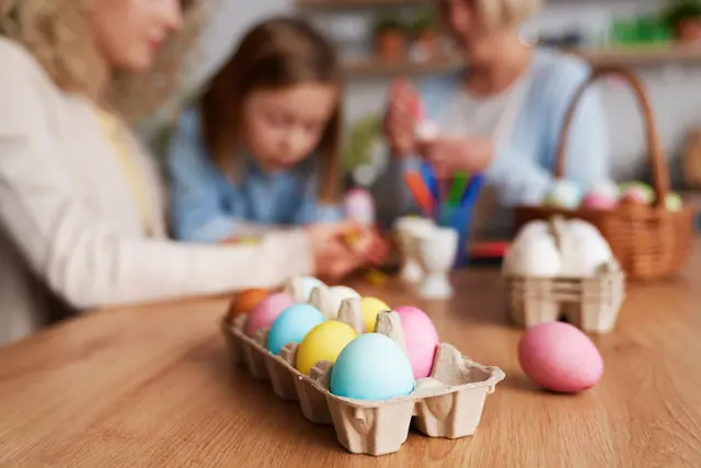 Zu Ostern steigt die Eiernacfrage traditionell stark an. Das BZL geht trotz angespannter Marktlage davon aus, dass der Handel den Bedarf insgesamt bedienen kann. | Foto: gpointstudio/stock.adobe.com