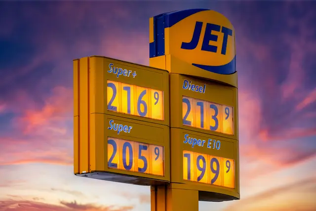 Preise über zwei Euro sind derzeit keine Seltenheit mehr: Die Spritpreise steigen – gleichzeitig plant die Bundesregierung neue Regeln für Preiserhöhungen an Tankstellen. | Foto: Erik Stegner