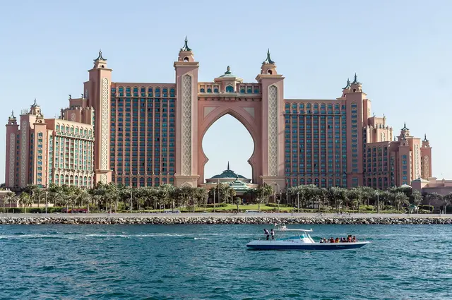 Wer für den Sommer etwa eine Reise nach Dubai gebucht hat und sich nun unwohl fühlt, in die Region zu reisen, sollte prüfen, was zum Thema Rücktritt im Reisevertrag steht. (zu dpa: «Umbuchungen wegen Iran-Krieg: Was Reisende wissen müssen») | Foto: dpa