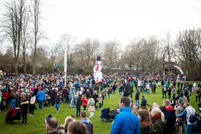 Sommertagszug Speyer 2026: Höchste Zeit für den Frühling - Im Unteren Domgarten wird der Winter ein Opfer der Flammen | Foto: Cornelia Bauer