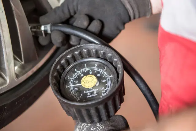 Die Werte für den richtigen Reifendruck gibt der Autohersteller in der Bedienungsanleitung vor | Foto: dpa