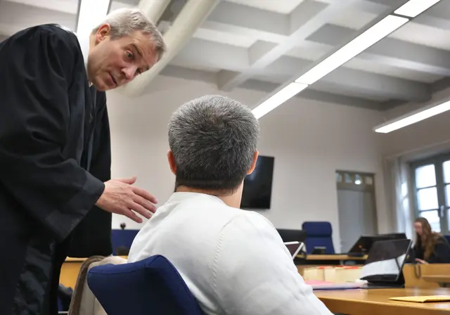 Wegen Doppelmordes an seiner Großmutter und deren Mann muss sich der Angeklagte vor dem Landgericht Memmingen verantworten. | Foto: dpa