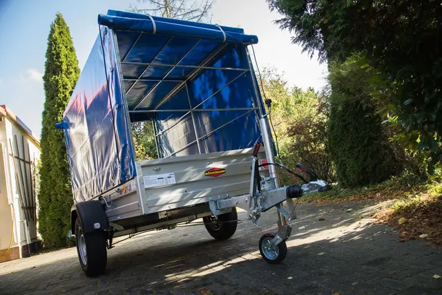 Welche Anhängelast ein E-Auto ziehen darf, steht im Fahrzeugschein. (zu dpa: «Mit E-Auto und Anhänger unterwegs: Das ist zu beachten») | Foto: dpa
