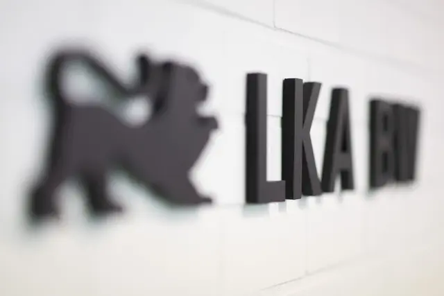 Das Landeskriminalamt Baden-Württemberg hat mit Unterstützung der örtlichen Behörden Wohnungen und Geschäftsräume durchsucht. (Archivbild) | Foto: dpa