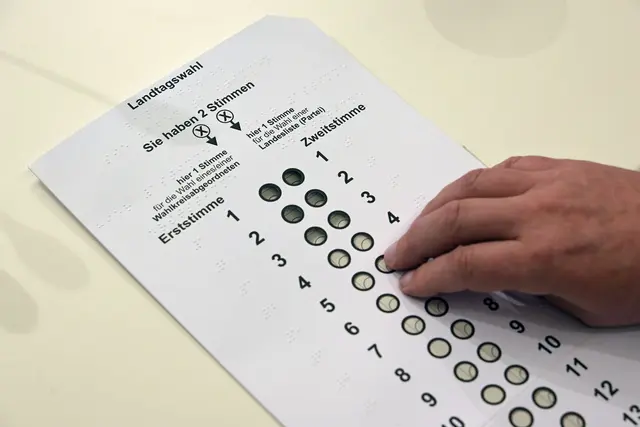 Auf Anforderung werden Stimmzettelschablonen kostenlos ausgegeben. (Symbolbild) | Foto: dpa