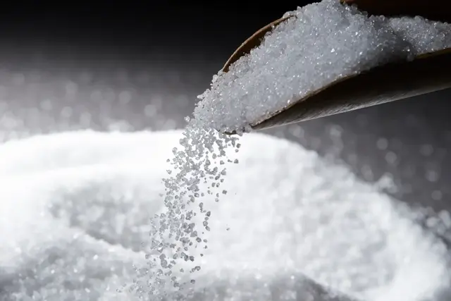 Symbolbild: Zucker, Säuren und ständiges Snacken erhöhen das Risiko für Karies und Zahnerosion. Worauf es im Alltag ankommt, damit Speichel Zähne wieder schützen kann. | Foto: mnimage/stock.adobe.com