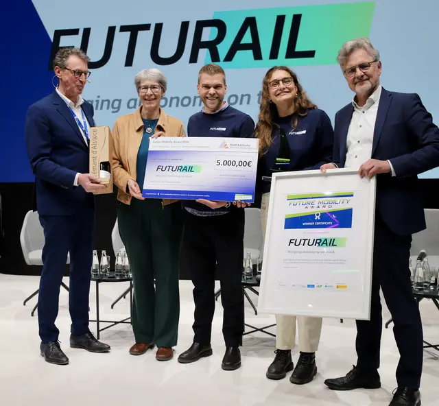 Auf der Bühne: Maximilian Schöffer, Mitgründer und CCO, und Filipa Menezes, Founders Associate, von „Futurail“, Karlsruhes Oberbürgermeister Dr. Mentrup und Elke Zimmer, Staatssekretärin im baden-württembergischen Verkehrsministerium | Foto: aen