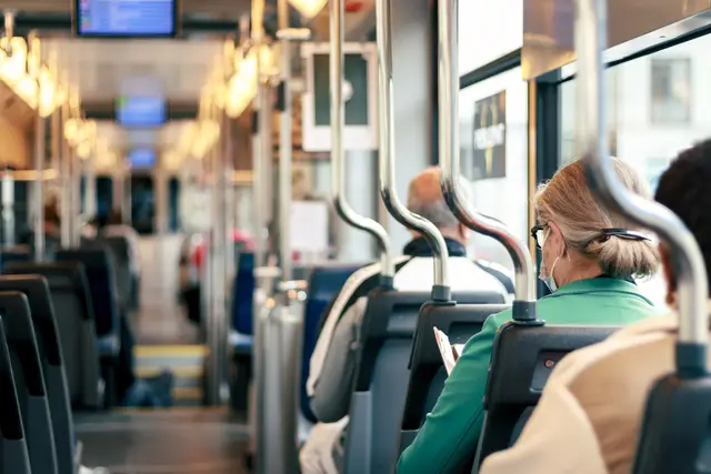 Während des Einstiegs schlossen sich die Türen der Bahn und klemmten dabei die Krücken des Mannes ein | Foto: happycreator/AdobeStock_601268301