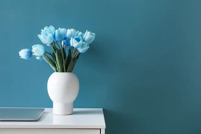 Es gibt keine echten blauen Tulpen: Die meisten blauen Blumen sind gefärbt | Foto: Pixel-Shot/stock.adobe.com