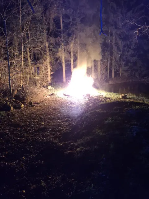 Vor Ort stellte sich heraus, dass bislang unbekannte Täter eine große Menge Müll angezündet hatten | Foto: Polizeiinspektion Kusel