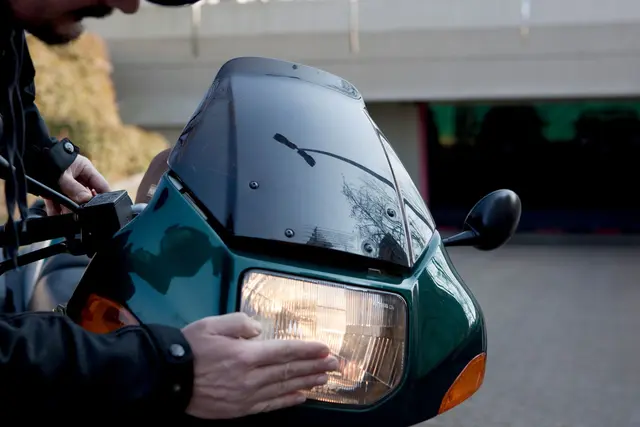 Saisonstart sicher angehen: Vor der ersten Ausfahrt im Frühjahr sollten Motorrad und Ausrüstung gründlich geprüft werden. (zu dpa: «Start in die Saison: Checkliste für Biker») | Foto: dpa