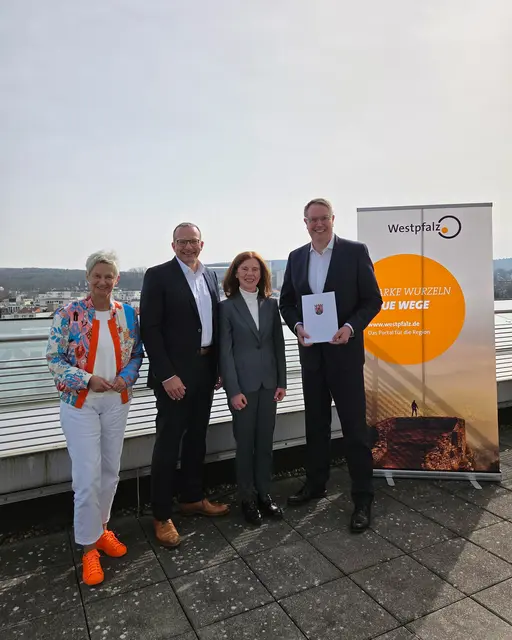 Ministerpräsident Alexander Schweitzer (rechts) übergibt die Zuwendung an ZukunftsRegion Westpfalz. Das Foto zeigt zudem OB Beate Kimmel sowie Kai Landes und Jutta Metzler vom Verein ZukunftsRegion Westpfalz  | Foto: ZRW/gratis