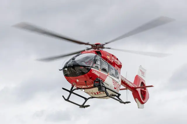 Mit einem Rettungshubschrauber wurde der Mann in ein Krankenhaus gebracht. (Symbolbild) | Foto: dpa