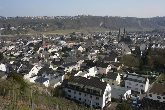 Ein Meteoritenteil hat am Sonntagabend in Koblenz ein Hausdach beschädigt. (Archivbild) | Foto: dpa