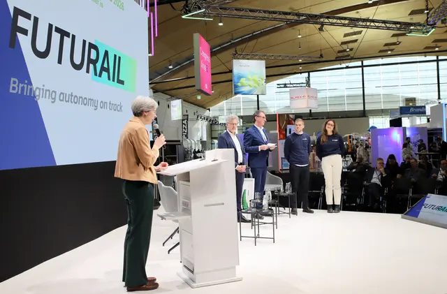 Auf der Bühne Maximilian Schöffer, Mitgründer und CCO, und Filipa Menezes, Founders Associate, von „Futurail“, Karlsruhes Oberbürgermeister Dr. Mentrup und Elke Zimmer, Staatssekretärin im baden-württembergischen Verkehrsministerium | Foto: aen