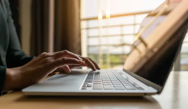 Digitale Lernformate ermöglichen kurze und regelmäßige Lerneinheiten, die man in den Tagesablauf integrieren kann. | Foto: BUDDEE/stock.adobe.com