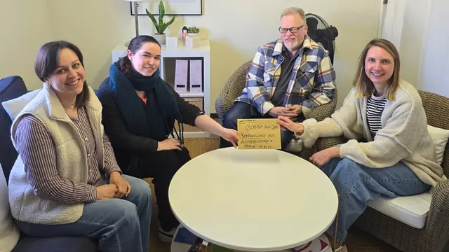 Theaterprojekt sensibilisiert für Gewalt gegen Frauen und unterstützt Beratungsstelle (v.l.n.r.): Verena Schmitt (Gleichstellungsbeauftragte Gemeinde Haßloch), Caroline Schmitt (Regie), Peter Ruffer (1. Vorsitzender WWP Theater e.V.) und Katharina Monath (Beratungsstelle für Alleinerziehende &amp; Frauen). | Foto: Gemeindeverwaltung Haßloch