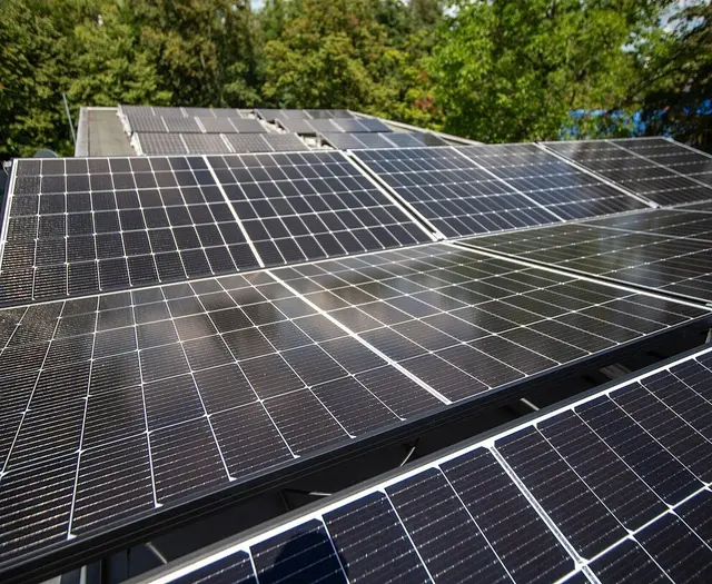 Wie mit dieser Photovoltaik-Anlage auf dem Dach des Sonnenbades bringt die Stadt Karlsruhe den Klimaschutz voran | Foto: Stadt Karlsruhe, Boris Burghardt