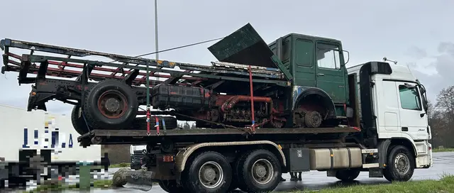 Bei einer Kontrolle auf der Autobahn 6 bei Hauptstuhl stoppte die Polizei einen Lastwagen aus dem Landkreis Birkenfeld. Auf der Ladefläche befand sich ein stark beschädigter, offenbar schrottreifer Lastwagen. | Foto: Polizei