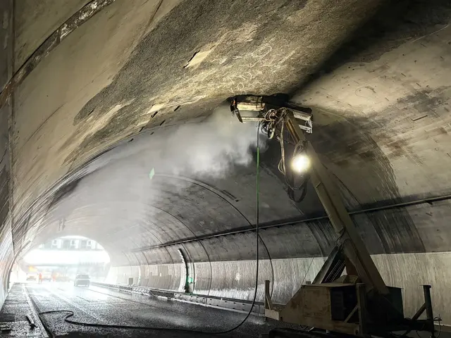 Nach dem Brand im Engelbergtunnel geht die Sanierung Schritt für Schritt weiter.  | Foto: dpa