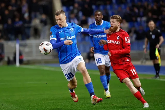 Kampf um eine gute Ausgangslage fürs Rückspiel: Genks Heymans hat im Duell mit Beste vom SC Freiburg die Nase vorn. | Foto: dpa