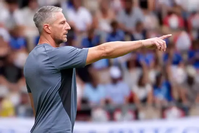 FCK-Trainer Alexander Bugera gibt Anweisungen an der Seitenlinie. Die U21 des 1. FC Kaiserslautern geht mit viel Selbstvertrauen in das Spitzenspiel gegen den FK Pirmasens. | Foto: Erik Stegner