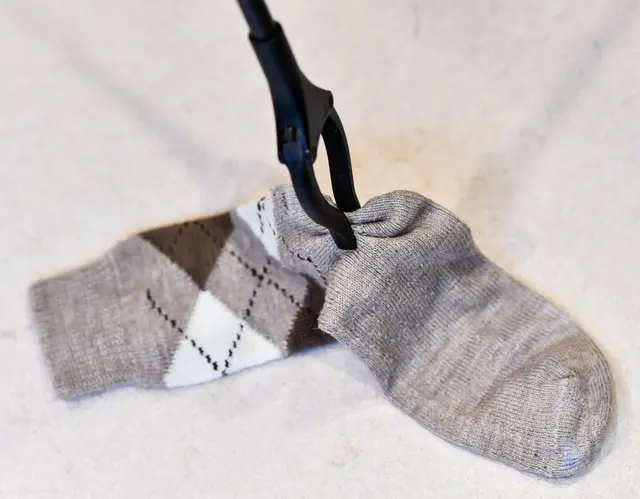 Auch kleine Helfer wie eine Greifhilfe können den Alltag erleichtern. (zu dpa: «Helfende Hand und gutes Licht: 3 Tipps fürs Wohnen im Alter») | Foto: dpa