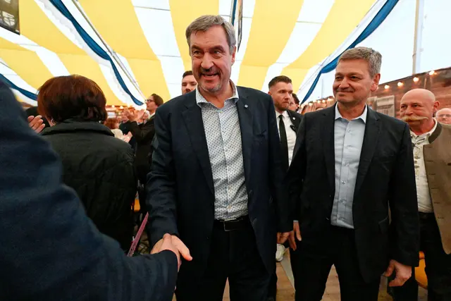 Söder (l, CSU) war nach Frankenthal gekommen, um im Landtagswahlkampf den CDU-Kandidaten Christian Baldauf (r) zu unterstützen.  | Foto: dpa