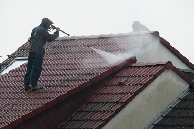 Verständlich, wenn Laien solche Arbeiten nicht übernehmen wollen - doch Vorsicht, wenn Anbieter ihre Dienste spontan an der Tür anpreisen. (zu dpa: «Dachreinigung spontan? Vorsicht vor Haustür-Angeboten») | Foto: dpa