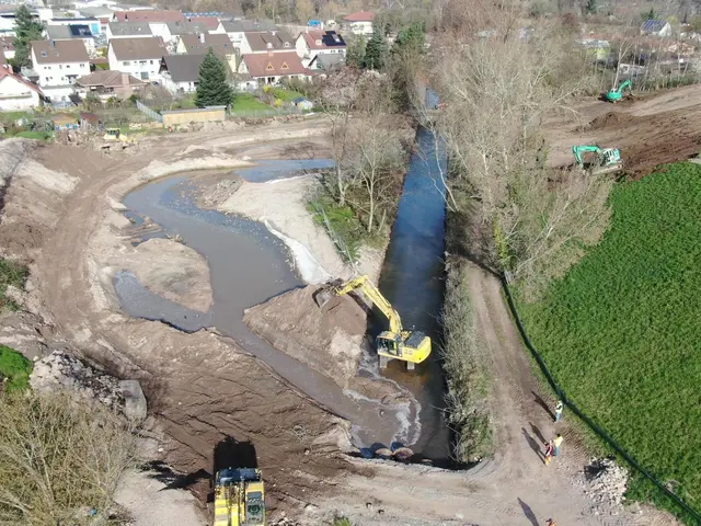 Bagger öffnen die Verbindung zwischen altem und neuem Verlauf des Speyerbachs im Bereich des sogenannten „Bachdreiecks“. | Foto: Friedrich Fischer, ESN