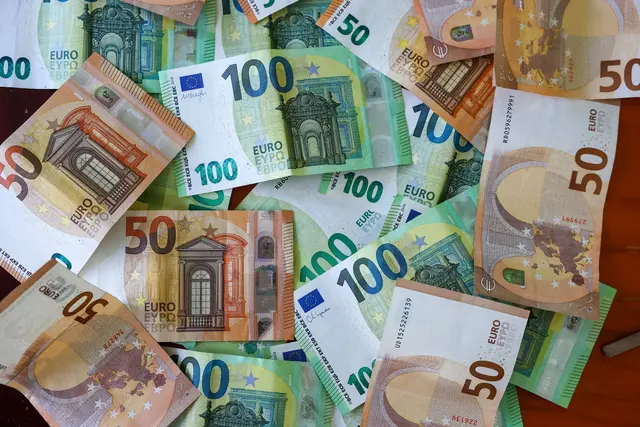 Bei Hausdurchsuchungen fanden die Ermittler viel Bargeld. (Symbolbild) | Foto: dpa