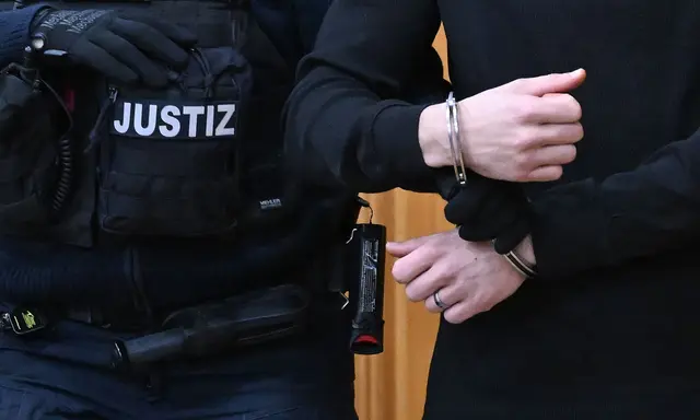Der Mann soll seine Ex-Partnerin misshandelt und fast nackt durch die Straßen von Künzelsau gezerrt haben.(Archiv) | Foto: dpa