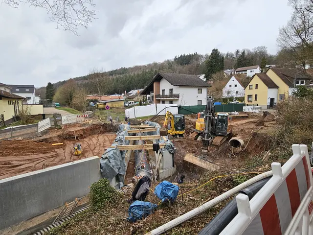 Die neue Brücke über den Eselsbach an der Waschmühle nimmt sichtbar Form an: Fundament, Widerlager und Stützwand sind bereits fertig. Die Fertigstellung ist für Ende Juni geplant | Foto: Stadt Kaiserslautern/gratis