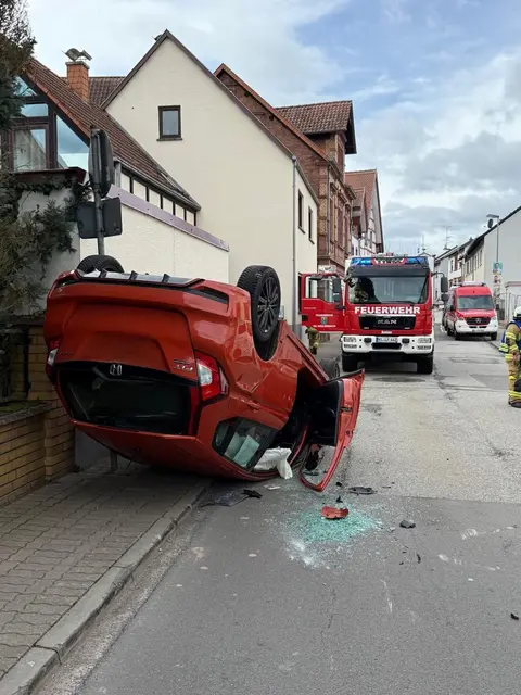 Nach ersten Erkenntnissen überschlug sich ein Pkw aus bislang nicht näher bekannten Gründen und kam schließlich auf dem Dach zum Liegen | Foto: Freiwillige Feuerwehr Weilerbach