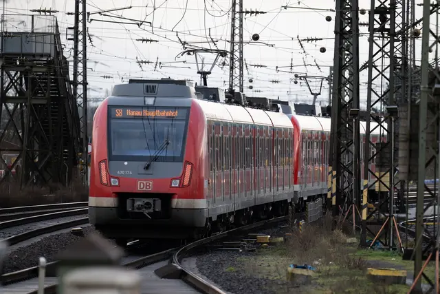 Pendler müssen mit massiven Einschränkungen im Bahnverkehr rechnen. (Symbolbild) | Foto: dpa