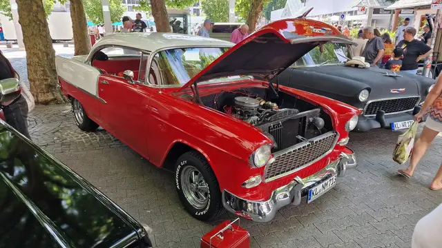 Blitzendes Chrom und Retro-Design: Oldtimer sind immer wieder ein Anziehungspunkt. Das Foto wurde bei "Kaiserslautern Classics" im Juni 2025 aufgenommen | Foto: Ralf Vester
