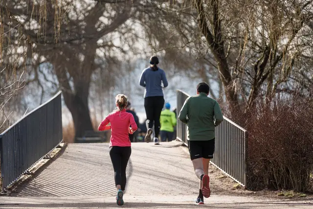 Früh joggen kann sich lohnen: In der Stadt ist die Pollenkonzentration morgens am niedrigsten. (zu dpa: «Heuschnupfen: So wird Sport draußen (etwas) erträglicher») | Foto: dpa