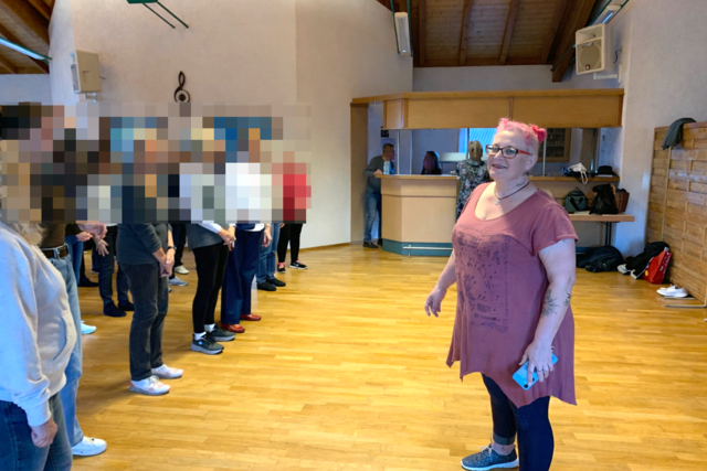 Line Dance Trainerin Nici beim einüben einer Choreografie | Foto: Bild: Reimund Gebhard