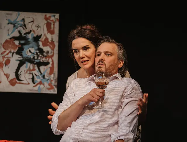 In der französischen Komödie "Die Lüge" geraten zwei Ehepaare in ein Geflecht aus Halbwahrheiten und pikanten Fragen. | Foto: DIe Luege_Sandkorn_c CoLa Fotografie