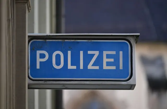 Eine Mitarbeiterin der Stadtverwaltung übergab der Polizei die Munition. (Symbolbild) | Foto: dpa