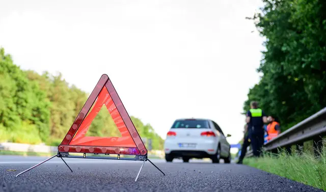 Reifen geplatzt: Streit nach Reifenplatzer trotz Vollkasko: Ein Betroffener will den Schaden von der Versicherung ersetzt bekommen - doch die zahlt nicht. Es geht vor Gericht. | Foto: dpa