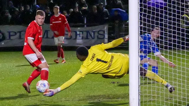 Mit einer starken Parade verhindert FCK-Torwart Enis Kamga im Strafraum den Treffer des FK Pirmasens. | Foto: Erik Stegner
